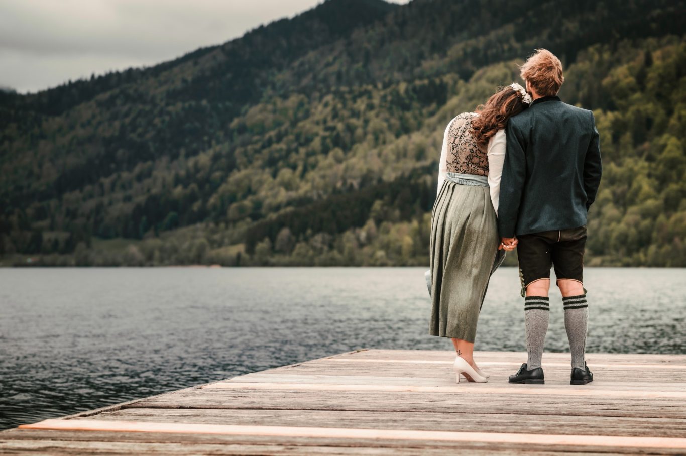 Hochzeiten im schönen bayrischen Voralpenland Foto zeigt Brautpaar auf einem Steg am Schliersee