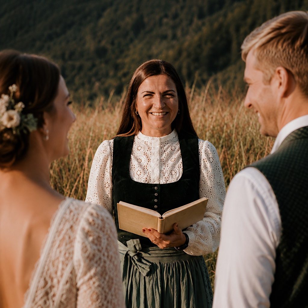 Foto Trauung Hochzeit mit Herz & See Weddings, Sophia Engelhard, Freie Traurednerin, Schliersee mit Hochzeitspaar im Vordergrund von hinten 